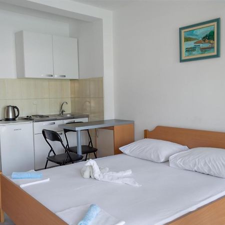 Apartments Ivica - Beachfront Drvenik  Buitenkant foto
