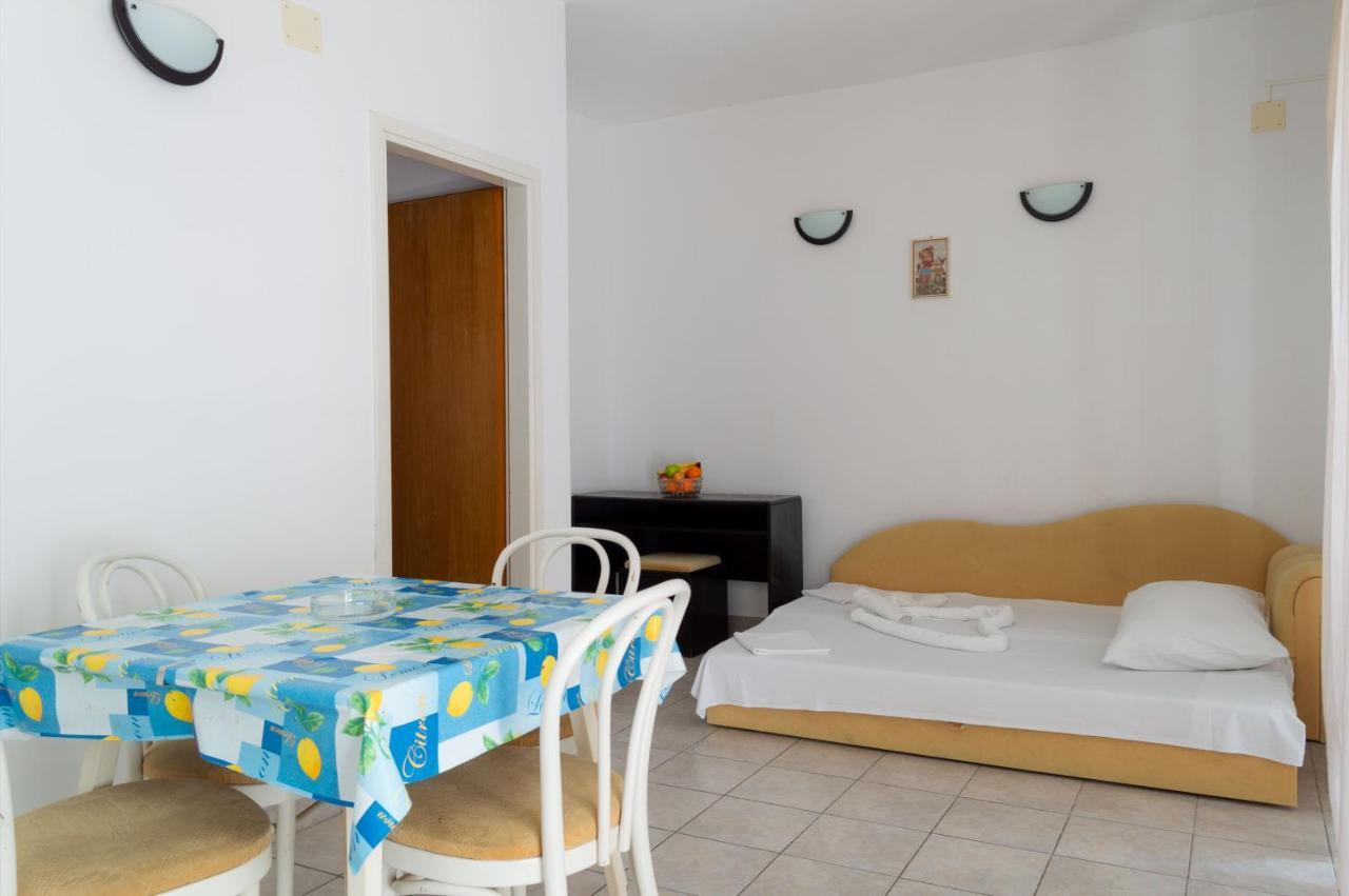 Apartments Ivica - Beachfront Drvenik  Buitenkant foto