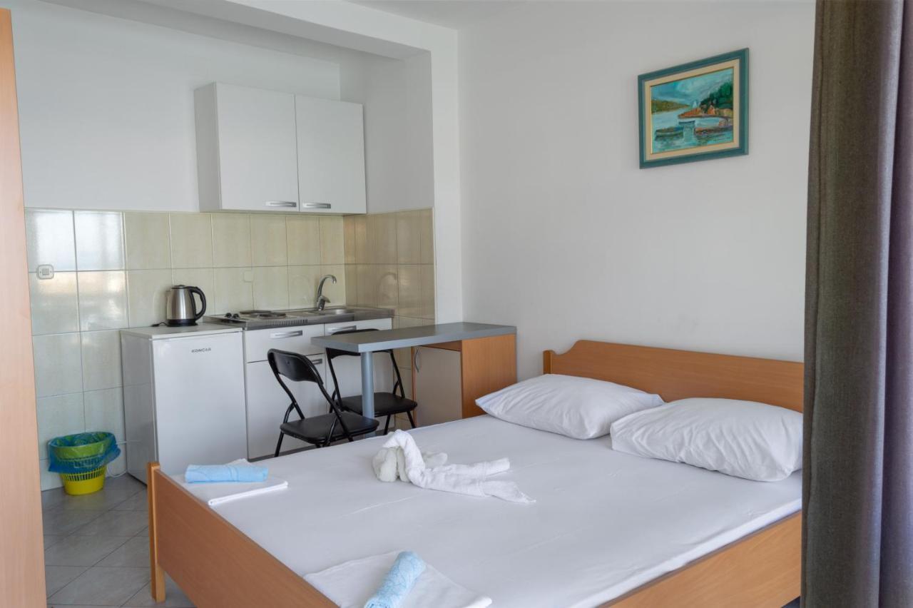 Apartments Ivica - Beachfront Drvenik  Buitenkant foto